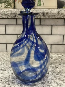 Decanter vintage in vetro artistico a vortice blu soffiato a mano con coperchio - Foto 1 di 7