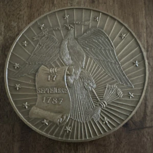 MEDALLA DE BRONCE CONMEMORATIVA FRANCESA 1973 FIRMANTES DE LA CONSTITUCIÓN DE ESTADOS UNIDOS 1787 - Imagen 1 de 2