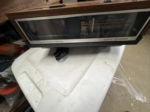 Vintage General Electric GE 7-4640B AM/FM Stereo Clock Radio Tested Works Walnut Cover