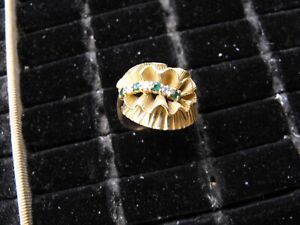 Vintage 18k Yellow Gold Natural Emerald and Diamond ring  6.7 grams