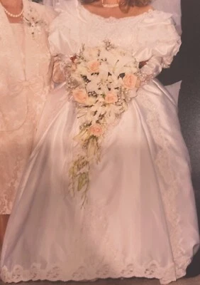 Beautiful Vintage Demtrios Ball Gown Wedding Dress Approx Size 6-8. - Image 1 of 4