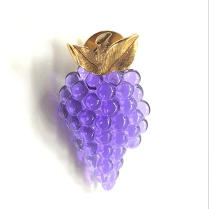 Vintage Avon Purple Lucite Grapes Fruit Cluster Convertible Pin Brooch - Picture 1 of 3