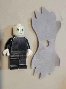 SELTENER FUND LEGO MINIFIGUR HARRY POTTER LORD VOLDEMORT LEUCHTET IM DUNKELN MIT UMHANG - Bild 1 von 3