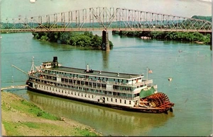 Postal cromada de colección Marietta Ohio OH Delta Queen Steamboat at Landing 1974 - Imagen 1 de 2