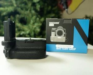 Neewer BG-A7IV Vertical Battery Grip for Sony A9II, A7R4, A7RM4, A7M4 - Picture 1 of 4