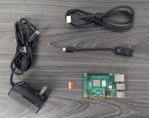 Raspberry Pi 4 Model B 4GB Bundle | 32GB SD | HDMI Cable | CanaKit Power Switch - Afbeelding 1 van 3