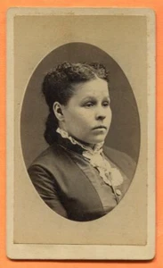 CDV Minneapolis, MN, Ritratto di giovane donna, di Oleson, circa 1880 timbro posteriore - Foto 1 di 3