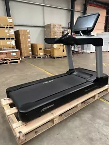Life Fitness Integrity Treadmill With Discover SE3HD Console - Simple Base - Picture 1 of 9