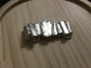 Brazalete elástico brutalista modernista tono plata martillado metal ancho vintage - Imagen 1 de 8