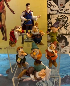 Lotto sette nani Disney Store Biancaneve con personaggi pvc principe azzurro rari - Foto 1 di 2