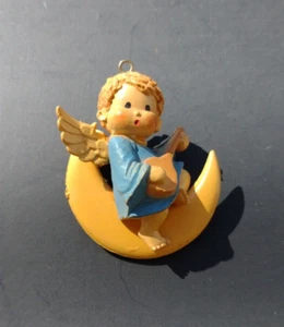 Vintage Angel Playing Musical Instrument Sitting on Moon Christmas Tree Ornament - Bild 1 von 3