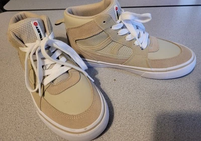 ZAPATOS TENIS AIR WALK HI TOP NIÑOS BEIGE CON CORDONES, TALLA 5 Foto 1 de 4