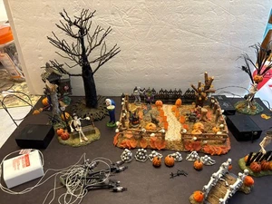 LOT - DEPT 56 & LEMAX HALLOWEEN VILLAGE SETS - Picture 1 of 23