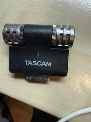TASCAM iM2 - STEREO CONDENSER MICROPHONES FOR IPHONE 4S, 4, TOUCH, IPAD & IPAD2 - Image 1 of 2