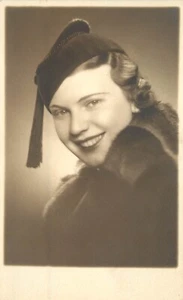 c1936 RPPC Retrato de una chica bonita con sombrero con borla, Zagreb Croacia, sin publicar - Imagen 1 de 2