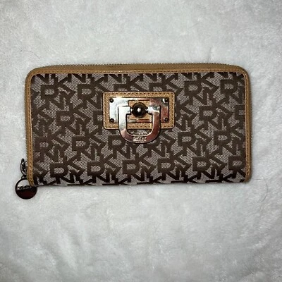 DKNY Donna Karan Bronceado Logo Lona Cremallera Alrededor Billetera Muñequera Tono Dorado Herrajes Foto 1 de 4