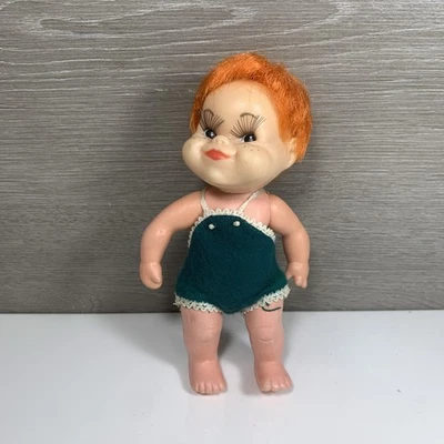 Muñeca vintage con traje verde 7” pestañas de pelo rojo Hong Kong Foto 1 de 4
