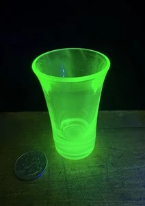 vetro vaselina shot glass è "brilla" sotto luce nera - Foto 1 di 3