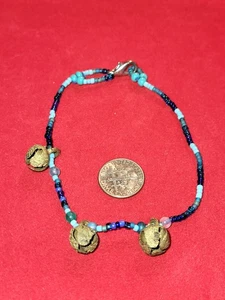 Pulsera de mujer con cuentas con campanas de latón en azul medida 9" con cierre de resorte - Imagen 1 de 5