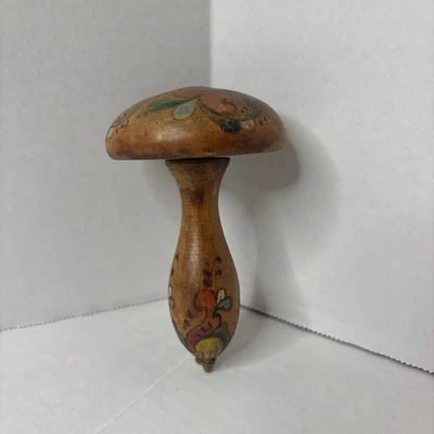 Herramienta de coser de madera vintage de setas decorada con motivo floral firmada Foto 1 de 4