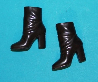 De colección MUÑECA BARBIE Pie Moda Tacón Alto Botas Inclinadas Negras Años 90 Zapatos Foto 1 de 4