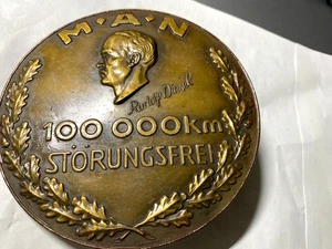 Plakette MAN 100.000 km Störungsfrei goldfarben Halterung LKW Emblem Sammler - Bild 1 von 3