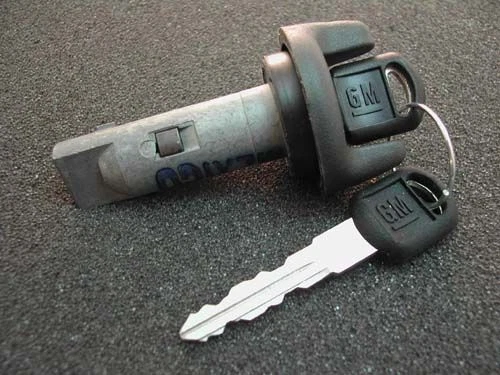 1998 Chevrolet S-10 Blazer Ignition Cylinder Lock w/automatic transmission - Image 1 of 1