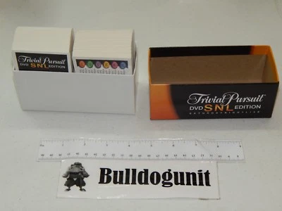 2004 Trivial Pursuit SNL издание настольная игра мелочи карты и коробка часть только - Изображение 1 из 2