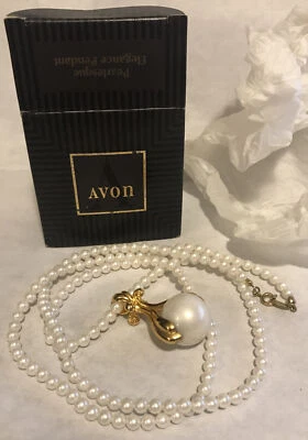 "Elegante collar colgante nacarado Avon 1994 32"" en un hilo de perlas de imitación" Foto 1 de 4