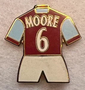 BOBBY MOORE COMMEMORATIVE NO.6 WEST HAM FOOTBALL SHIRT PIN BADGE - Picture 1 of 3