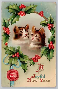 1911 Año Nuevo Gatos Corona de Navidad Acebo Bayas Gatitos atigrados Alegre Postal - Imagen 1 de 3