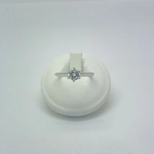 Anello solitario modello Tiffany con diamante ct. 0.50 in oro bianco 18kt - Foto 1 di 9
