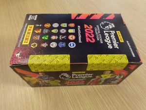 Box 100 bustine Figurine Calciatori Panini Premier League 2022 Nuovo Sigillato ▓ - Picture 1 of 3
