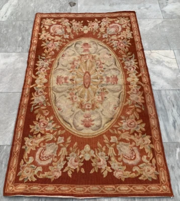 Винтажный французский шерстяной ковер ручной работы Aubusson с игольчатым наконечником с цветочным рисунком 118x68 см - Изображение 1 из 4