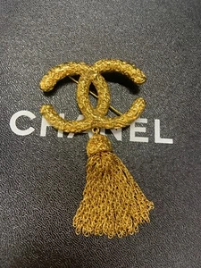 CHANEL Kokosmarke Goldbrosche - Bild 1 von 6