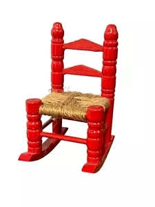 Sedia per bambole vintage in legno rosso alta 4,5" - Foto 1 di 10