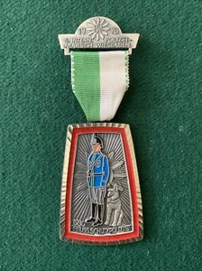 Medalla de marzo de Wiesbaden 1976 de la policía alemana cuarta marcha con cinta insignia - Imagen 1 de 6