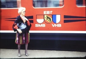 LADY BY SMB VHB TRAIN IN SWITZERLAND,1986.VTG 35 MM PHOTO SLIDE*H14 - Picture 1 of 1