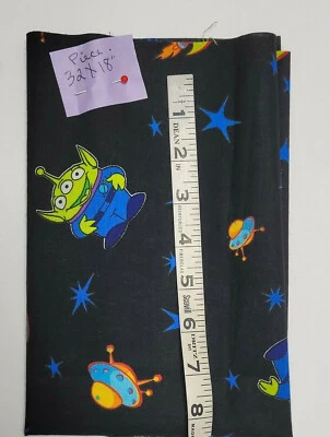 DISNEY TOY STORY Pieza de Tela Alien Little Green Hombres Negro 32" X 18" Pc Algodón Foto 1 de 4