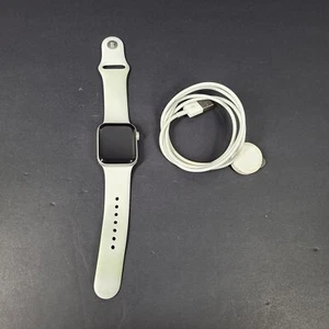 Apple Watch SE 40mm 2nd Gen A2722 Gray Aluminum Case S/M Band GPS Only - Photo 1 sur 7