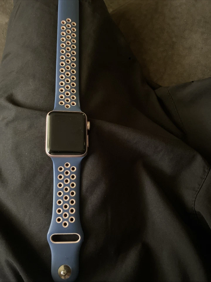 Reloj inteligente Apple Watch Series 2 38 mm caja de aluminio dorado rosa con prohibición azul oscuro Foto 1 de 2