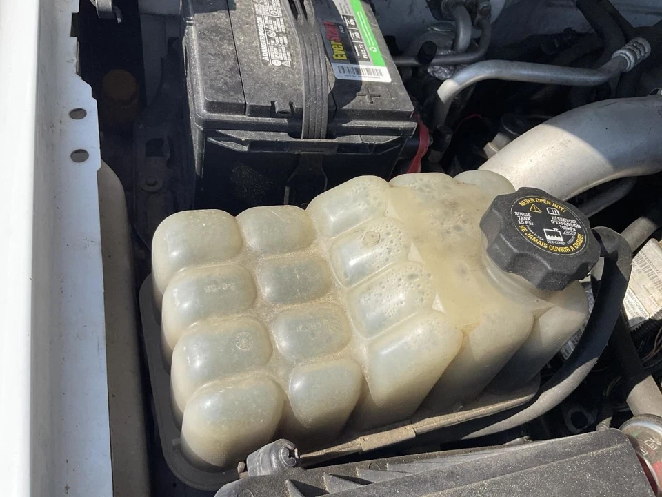 Coolant Reservoir Classic Style Fits 01-07 SIERRA 2500 PICKUP 4916773 Foto 1 de 1