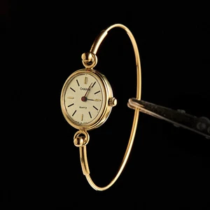 Small women's cocktail watch with gilding. Vintage women's Quartz wristwatch - Picture 1 of 6