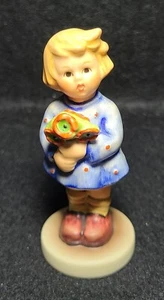 M.J. Hummel Goebel Niña Con Flores Nosegay 239/A Alemania 3 1/2" TMK 6 - Imagen 1 de 3