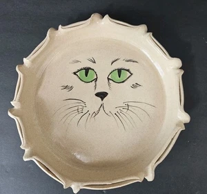 Vintage signierte handbemalte Keramik Tortenplatte Katze mit grünen Augen ~ glasiert 9 Zoll - Bild 1 von 10