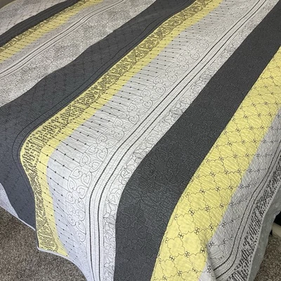 Colcha reversible Better Homes tamaño queen gris amarillo negro a rayas 88x98 Foto 1 de 4