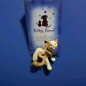 Kittys Zwinger juckende Katze orange weiß gepunktet Keramik gewichtete Figur neu im Karton 3,5 - Bild 1 von 5
