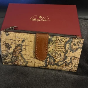 Patricia Nash Damen-Geldbörse mit europäischem Kartendruck Doppelfaltung Leder - Bild 1 von 6