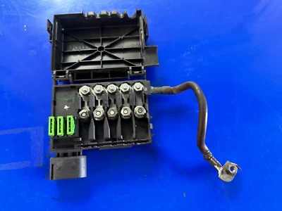 VW BEETLE 1998-2005 - CAJA DE CONEXIONES MONTADA EN BATERÍA PANEL DE FUSIBLES ENLACE FUSIBLE Foto 1 de 4