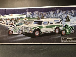 2004 HESS Spielzeug LKW Sport Utility Vehicle und Motorräder OVP - Bild 1 von 6